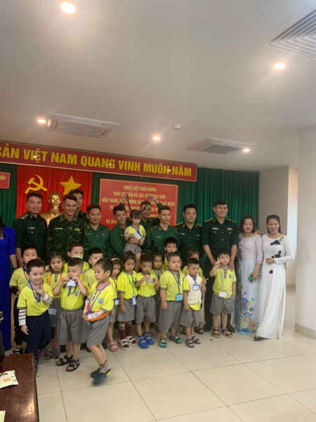 Trường mầm non Vĩnh Nguyên 2 tổ chức cho trẻ Tham quan đơn vị bộ đội 