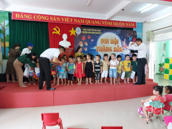 TRUNG THU ĐOÀN VIÊN- TRĂNG RẰM THÁNG 8  NGÀY HỘI RƯỚC ĐÈN CỦA CÁC CHÁU  TRƯỜNG MN VĨNH NGUYÊN 2