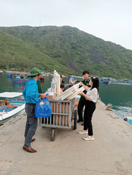 LĐLĐ thành phố Nha Trang và các mạnh thường quân (CĐCS Mầm non Phước Tiến, CĐCS THCS Âu Cơ) tặng quà cho các cháu đảo xa.