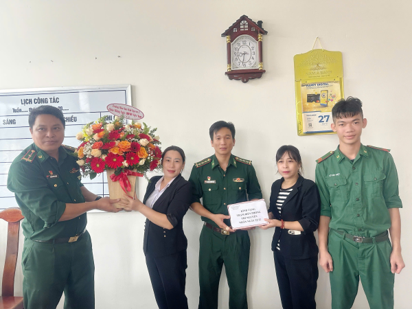 CÁC CHÁU TRƯỜNG MN VĨNH NGUYÊN 2 THĂM QUAN ĐƠN VỊ BỘ ĐỘI