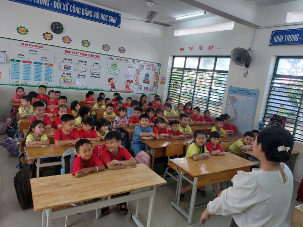 HOẠT ĐỘNG TRẢI NGHIỆM "THAM QUAN TRƯỜNG TIỂU HỌC" CỦA CÁC BÉ MẪU GIÁO 5-6 TUỔI TRƯỜNG MẦM NON VĨNH NGUYÊN 2