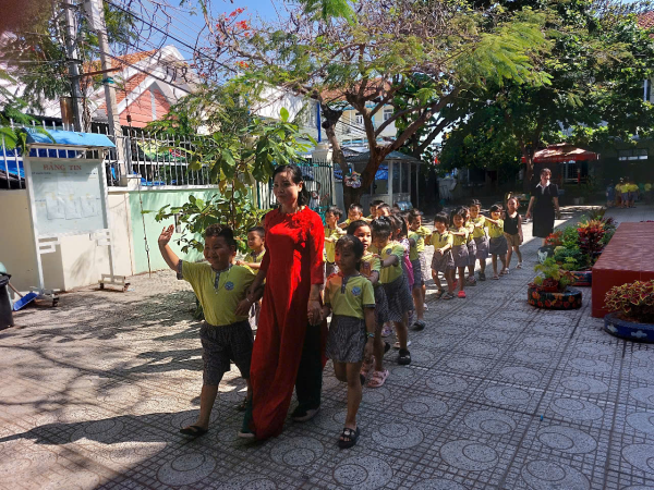 HOẠT ĐỘNG TRẢI NGHIỆM "THAM QUAN TRƯỜNG TIỂU HỌC" CỦA CÁC BÉ MẪU GIÁO 5-6 TUỔI TRƯỜNG MẦM NON VĨNH NGUYÊN 2