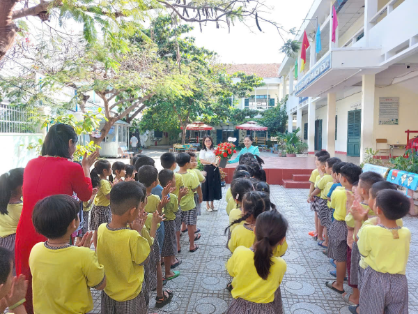 HOẠT ĐỘNG TRẢI NGHIỆM "THAM QUAN TRƯỜNG TIỂU HỌC" CỦA CÁC BÉ MẪU GIÁO 5-6 TUỔI TRƯỜNG MẦM NON VĨNH NGUYÊN 2