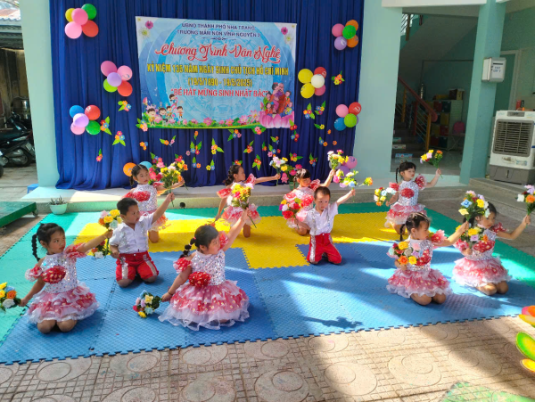 HỘI THI VĂN NGHỆ KỶ NIỆM 135 NĂM NGÀY SINH CHỦ TỊCH HỒ CHÍ MINH TẠI TRƯỜNG MẦM NON VĨNH NGUYÊN 2
