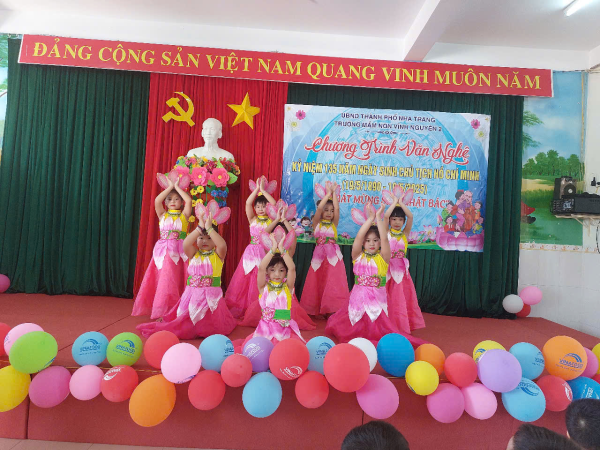 HỘI THI VĂN NGHỆ KỶ NIỆM 135 NĂM NGÀY SINH CHỦ TỊCH HỒ CHÍ MINH TẠI TRƯỜNG MẦM NON VĨNH NGUYÊN 2