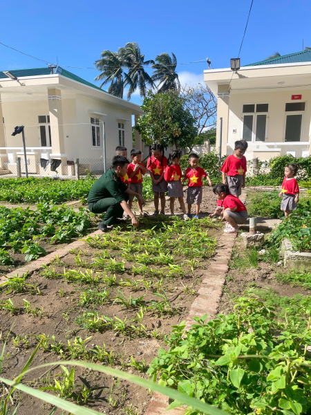 TỔ CHỨC CHO TRẺ ĐI THAM QUAN ĐƠN VỊ BỘ ĐỘI NHÂN NGÀY THÀNH LẬP QUÂN ĐỘI NHÂN DÂN VIỆT NAM 22/12/2025