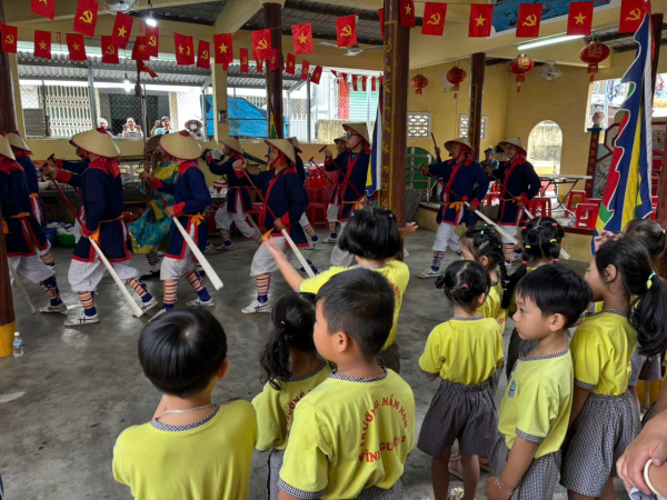 HOẠT ĐỘNG TRẢI NGHIỆM THAM QUAN ĐÌNH LÀNG TRƯỜNG TÂY